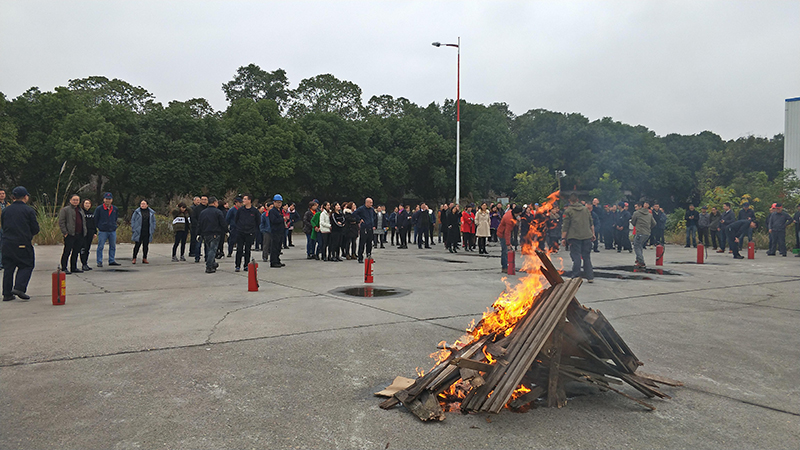 四川天馬玻璃有限公司急救安全知識培訓暨應(yīng)急疏散和消防滅火演練活動報道(圖10)